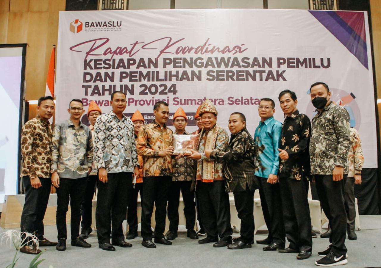 Bawaslu Banyuasin Berikan Cinderamata kepada Abhan