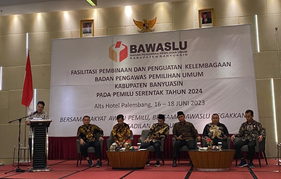 BAWASLU MELAKUKAN GIAT FASILITASI PEMBINAAN DAN PENGUATAN KELEMBAGAAN KEPADA PANWASLU KECAMATAN SE-KABUPATEN BANYUASIN