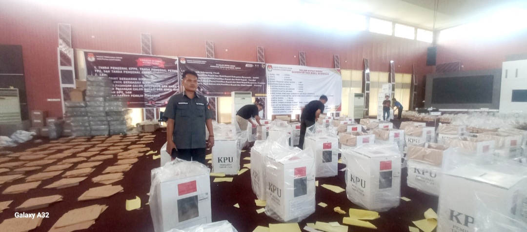 Pengawasan Proses Packing Logistik Pilkada Kabupaten Banyuasin Tahun 2024