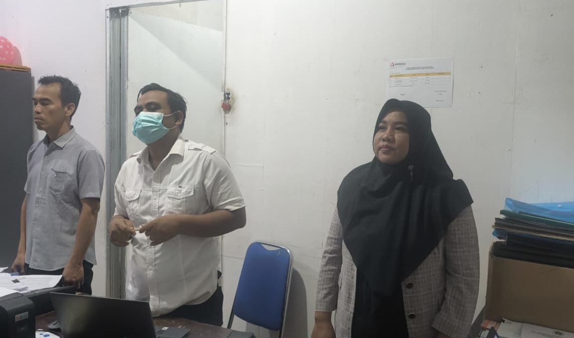 Menyanyikan Mars Bawaslu