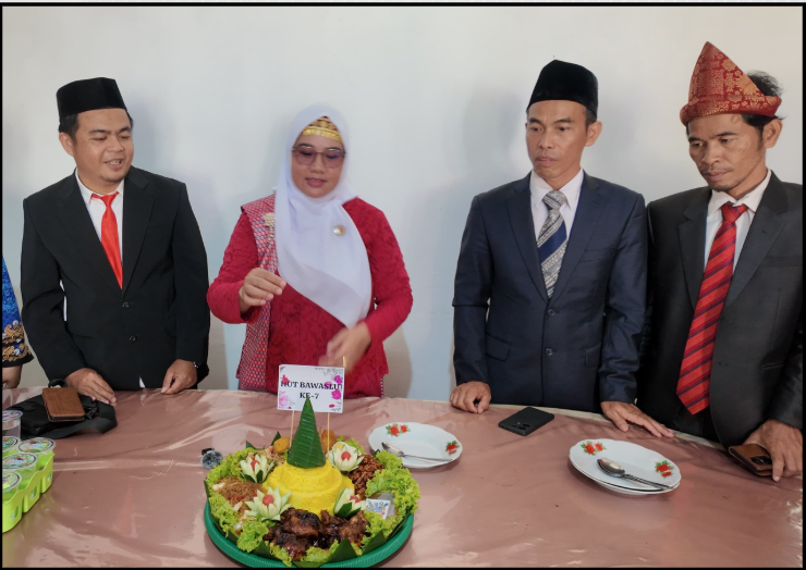 Adakan Acara Potong Tumpeng, Siti Holijah: Tujuh Tahun Itu Adalah Bukti Perjalanan Mengawal Demokrasi