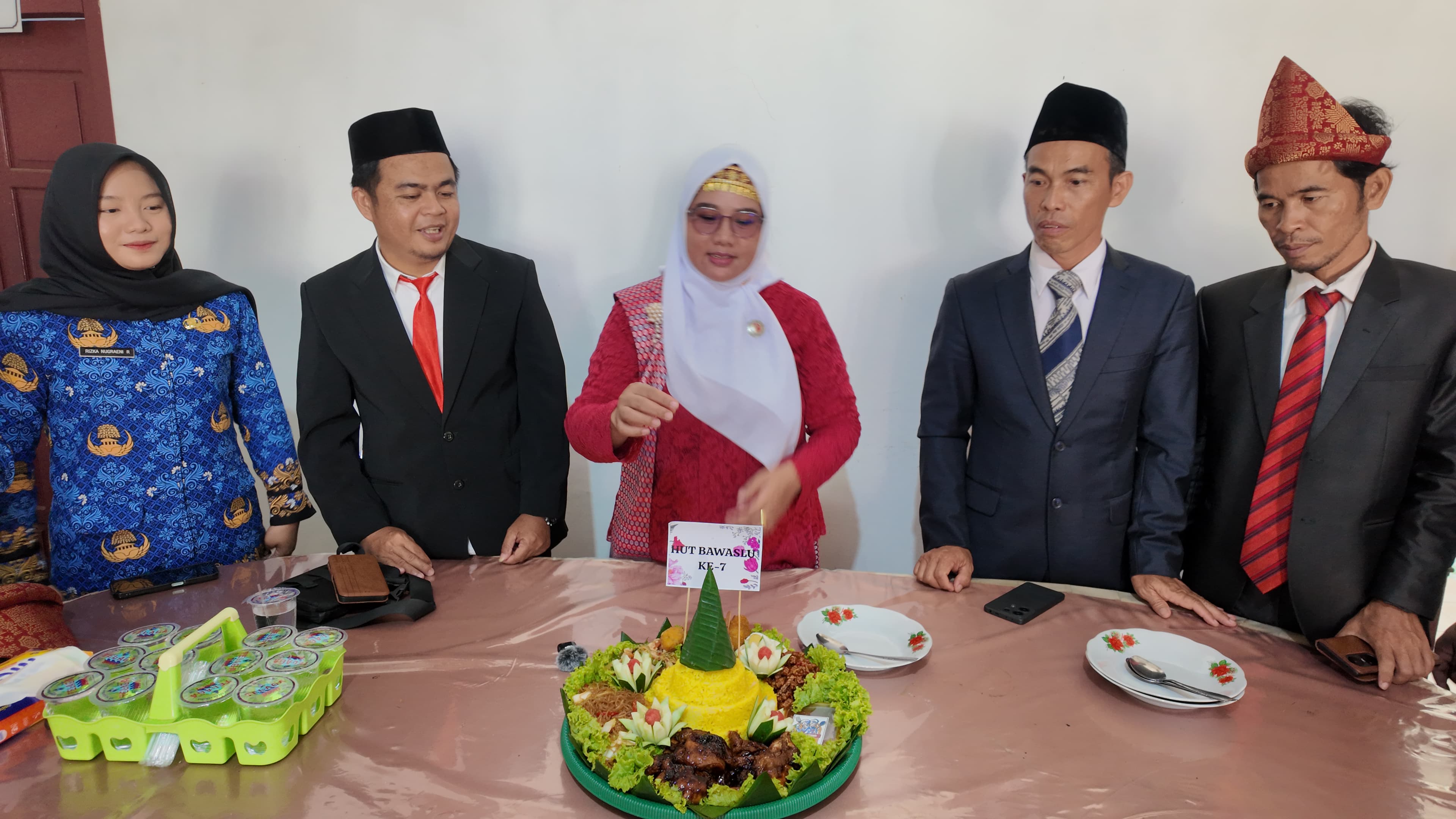 Bawaslu Banyuasin Adakan Acara Potong Tumpeng Dalam Rangka Peringati HUT Bawaslu Kabupaten/Kota Ke-7 Seluruh Indonesia