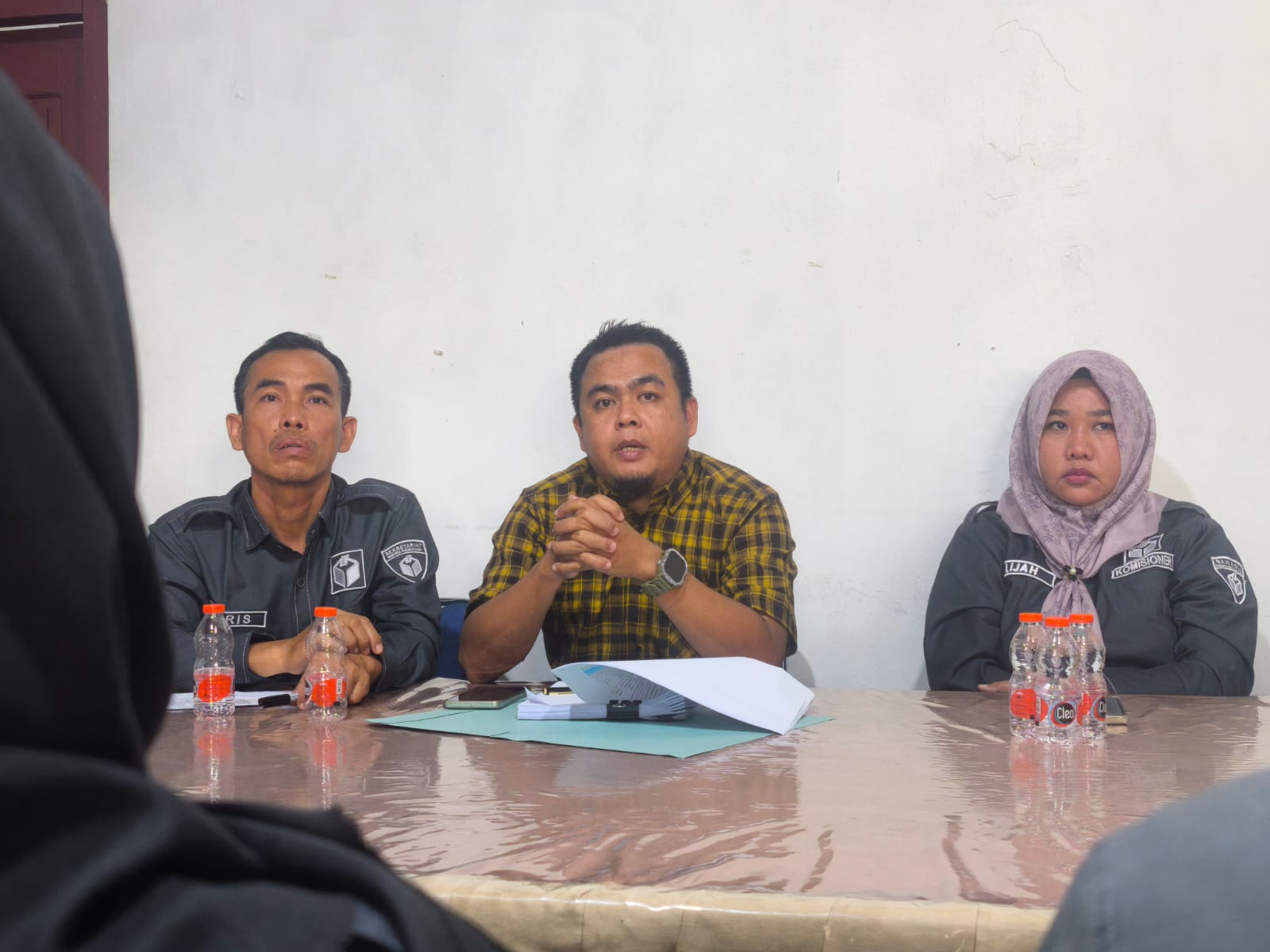 Anggota Bawaslu Banyuasin April Yadi ketika memberikan arahan di rapat evaluasi bulan juli