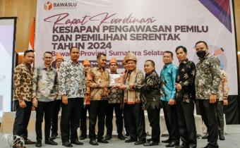Bawaslu Banyuasin Berikan Cinderamata kepada Abhan