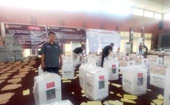 Pengawasan Proses Packing Logistik Pilkada Kabupaten Banyuasin Tahun 2024