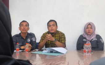 Anggota Bawaslu Banyuasin April Yadi ketika memberikan arahan di rapat evaluasi bulan juli